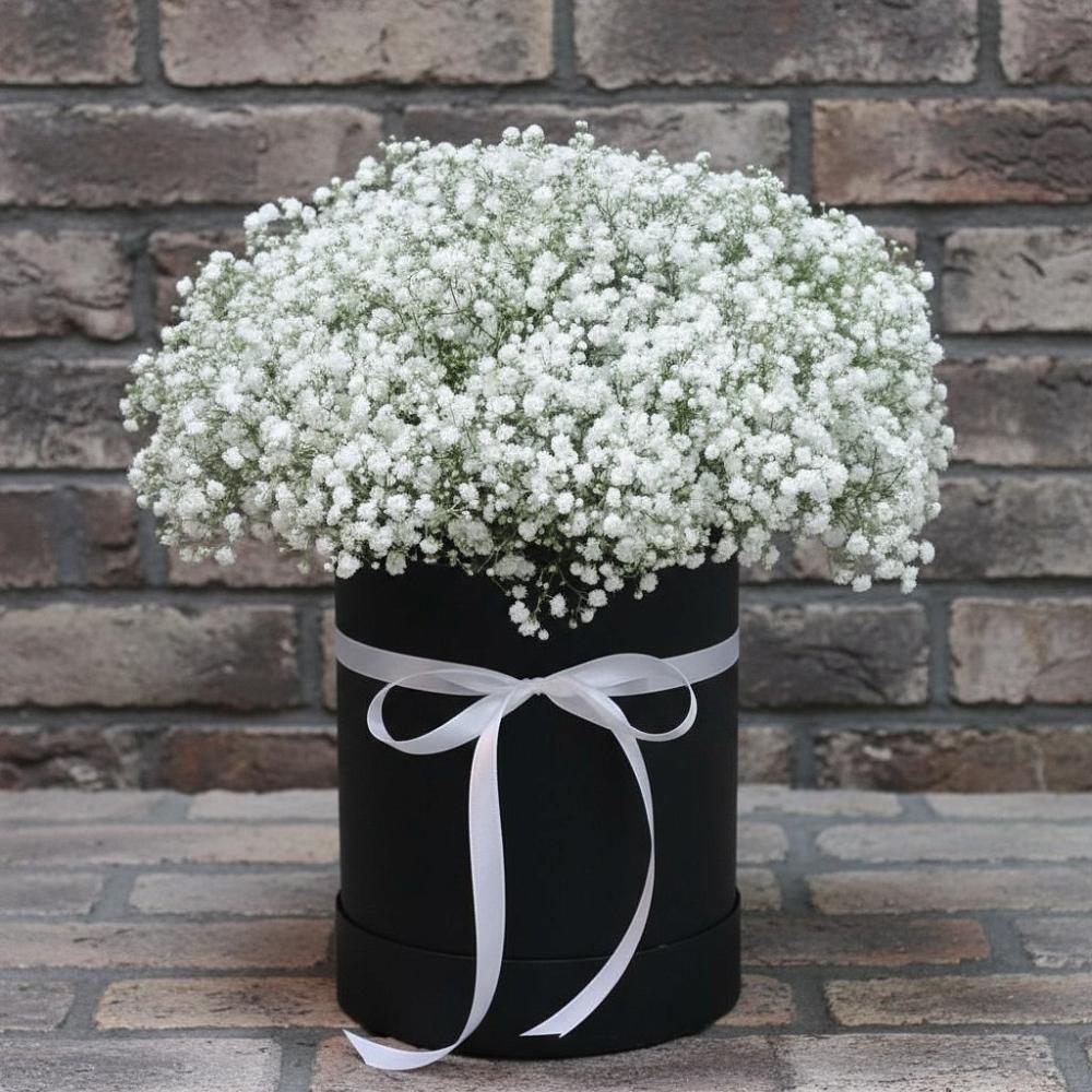 Цветочная композиция из Гипсофила в шляпной коробке в Дмитровский Погост