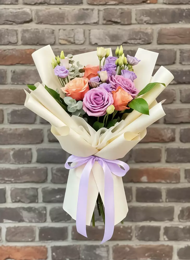 Букет цветов из: Лизиантусы и Розы в Дмитровский Погост