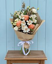 Букет цветов из:  Альстромерии, Лизиантусы, Розы и Хризантемы в Дмитровский Погост