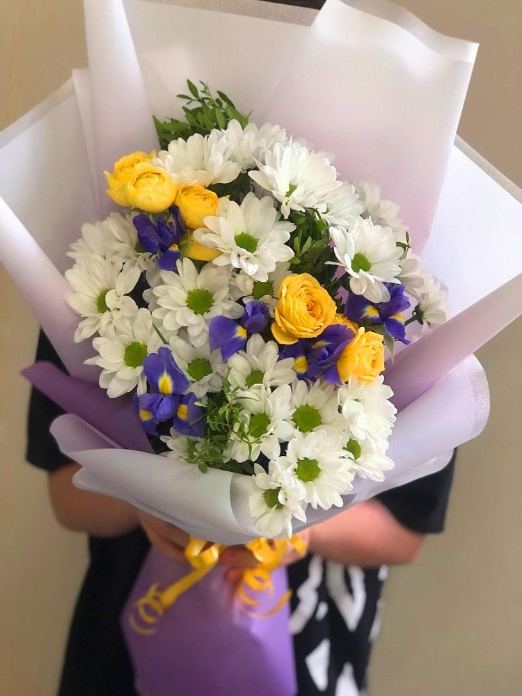 Букет цветов из: Ирисы, Хризантемы и Розы в Дмитровский Погост