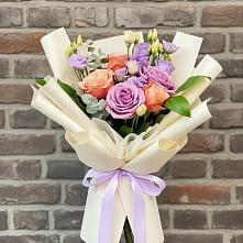 Букет цветов из:  Лизиантусы и Розы в Дмитровский Погост
