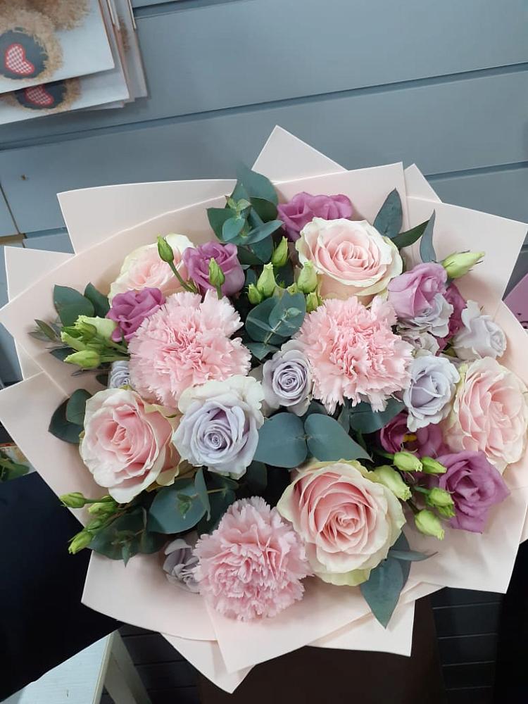 Букет цветов из: Розы, Гвоздики и Лизиантусы в Дмитровский Погост